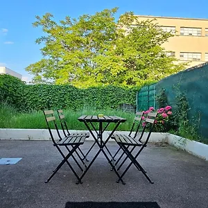  Hébergement de vacances Charmante Maison Avec Jardin Sans Vis-a-vis
